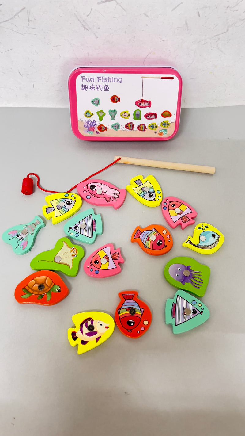 Wooden magnetic aquatic animal fishing (15 aquatic animal + 1 fishing stick)